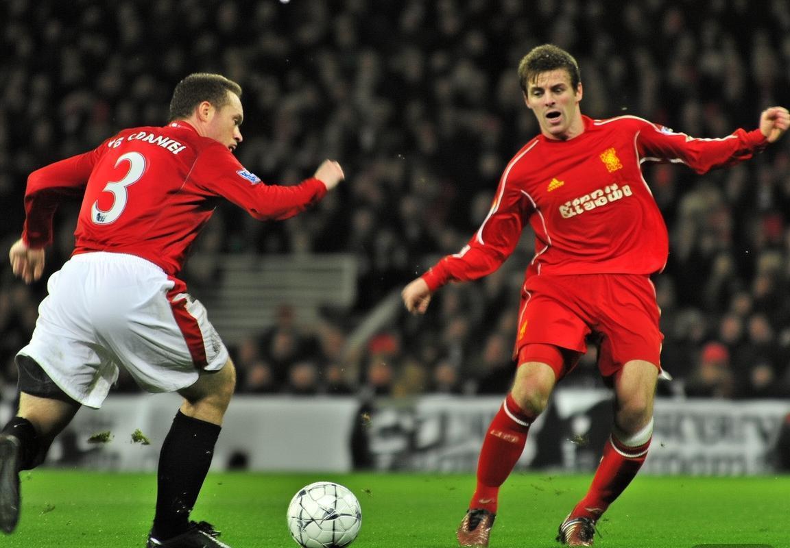 2009-10赛季曼联利物浦巅峰对决：战术对决与激情碰撞(图3)